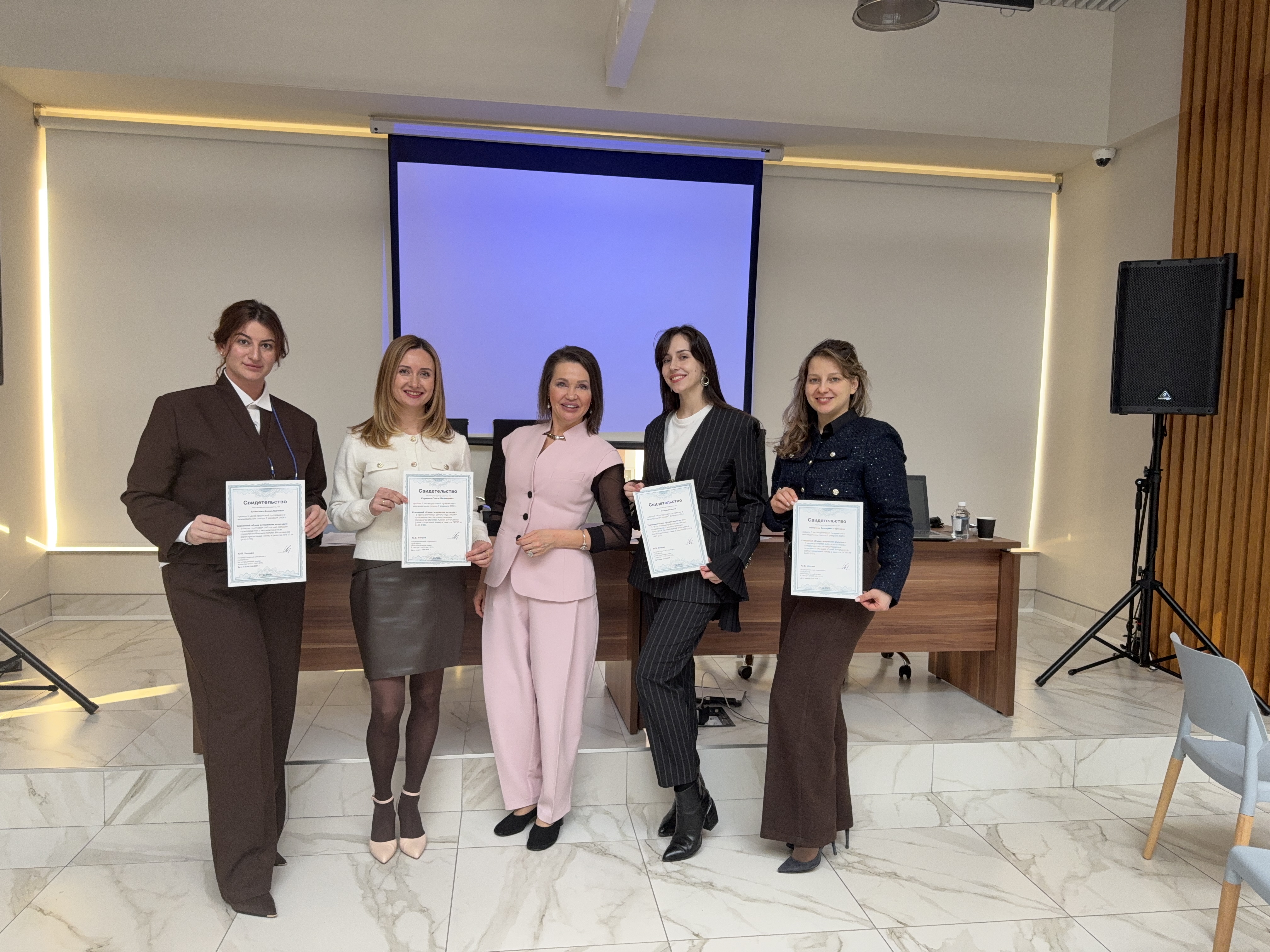 Групповая фотография специалистов программы